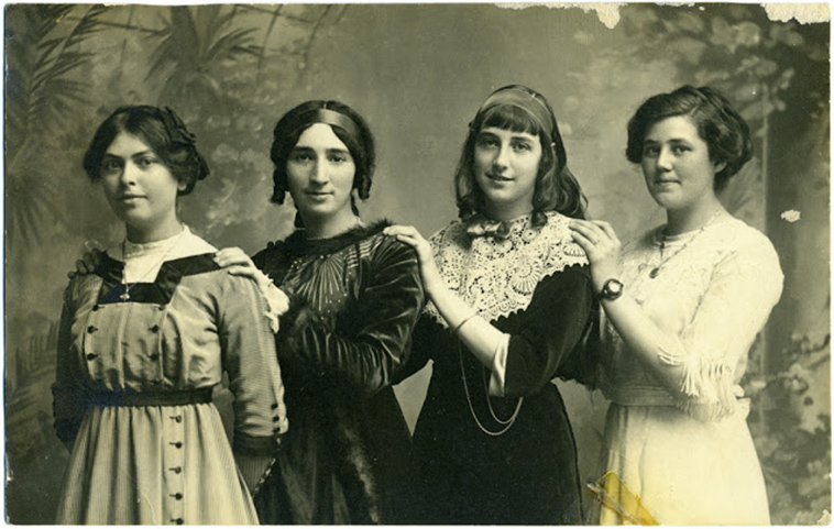 vintage portrait snapshots teen girls 1910s