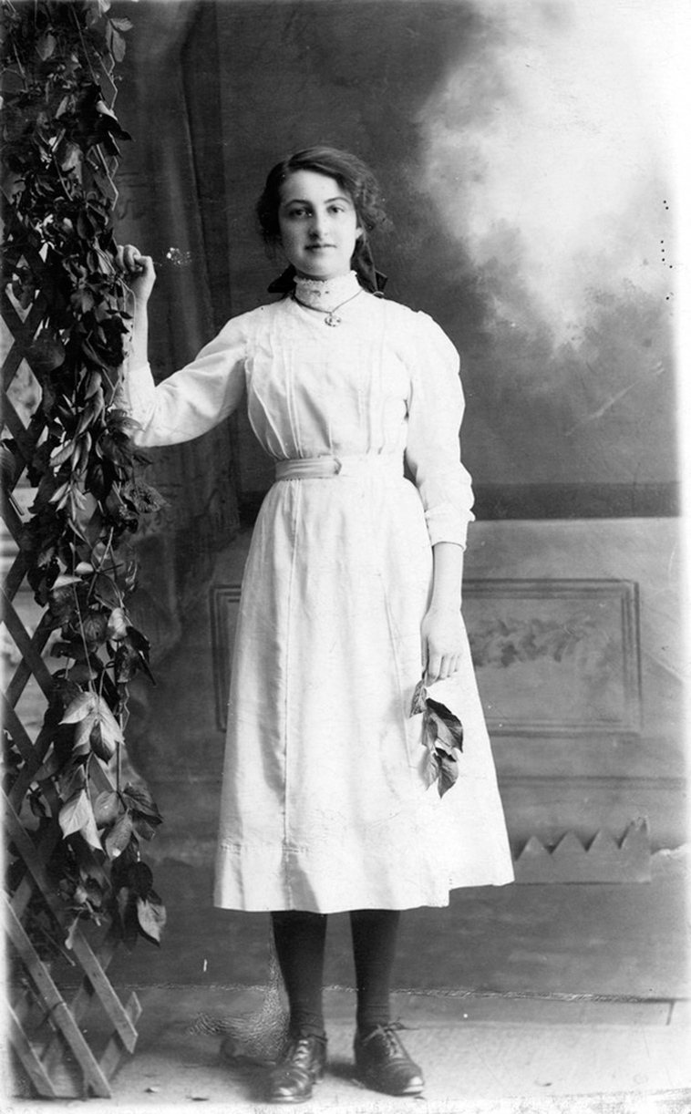 vintage portrait snapshots teen girls 1910s