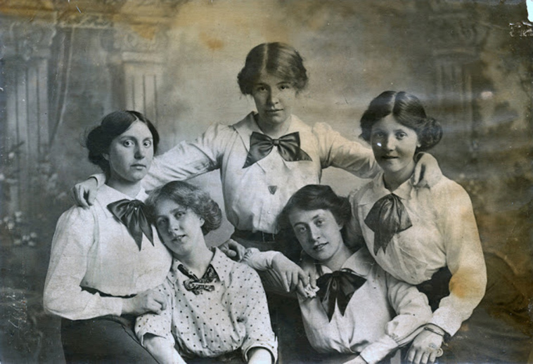 vintage portrait snapshots teen girls 1910s