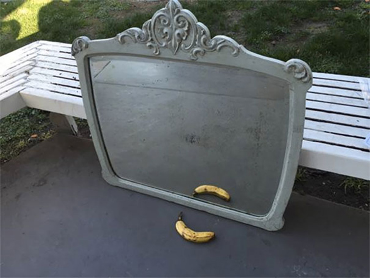 people selling mirrors