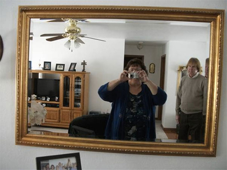 people selling mirrors