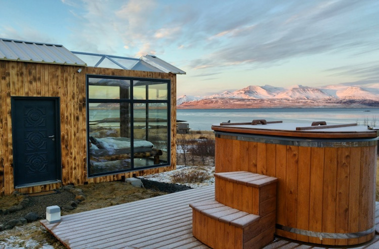 glass-cabin-northern-lights-Iceland
