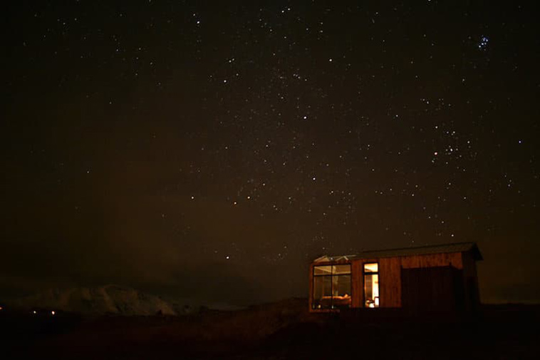 glass-cabin-northern-lights-Iceland