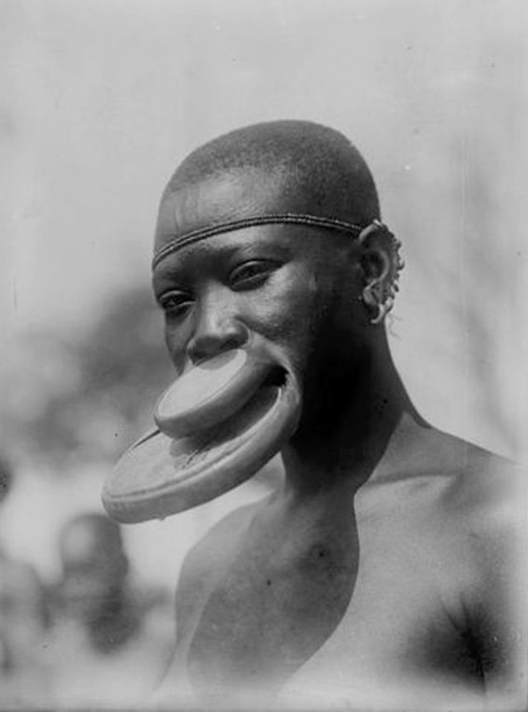 african women with traditional lip plates