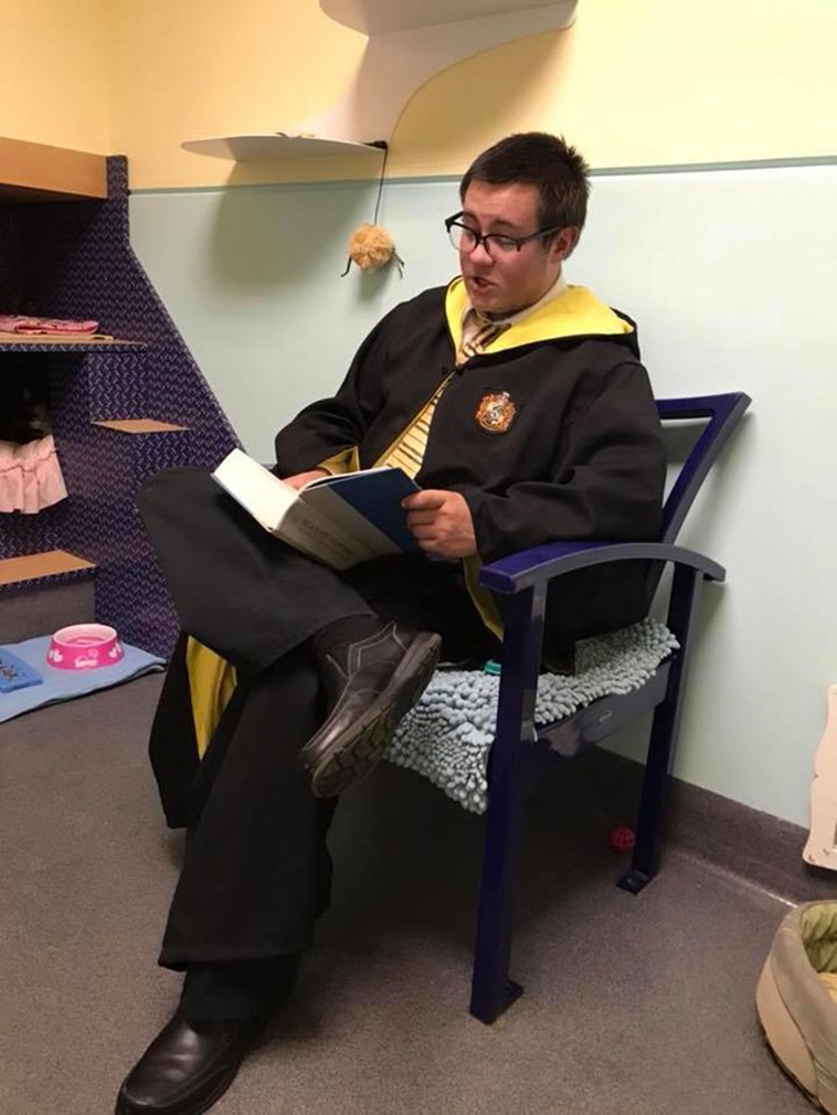 teen reads harry potter to blind shelter cat