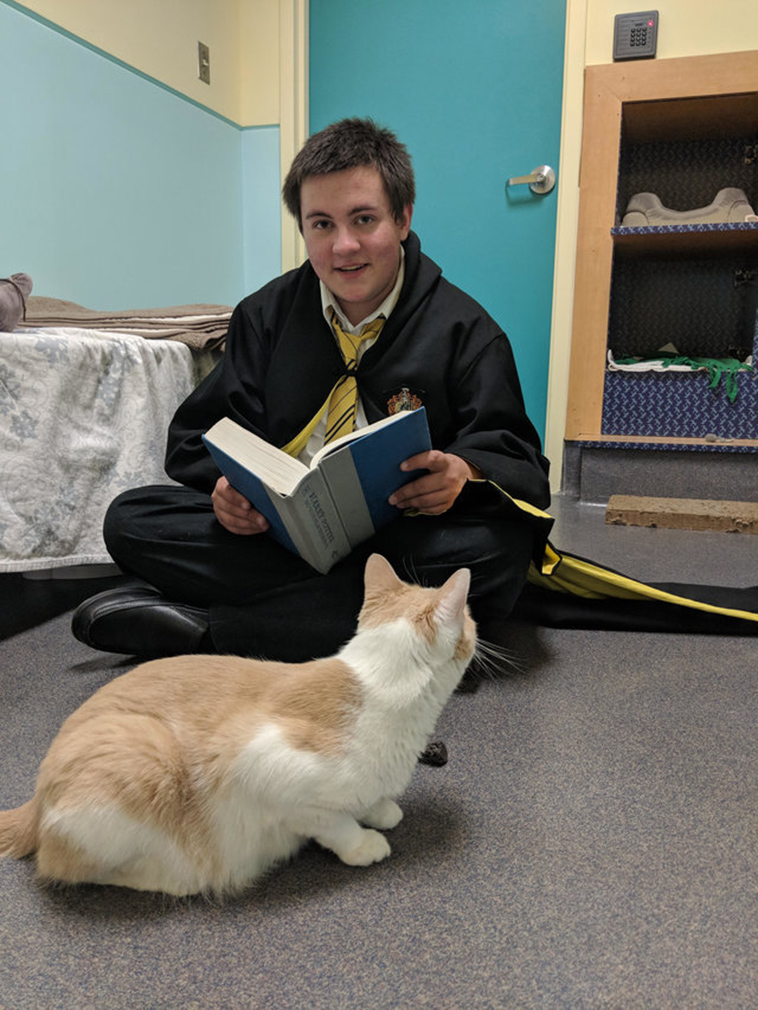 teen reads harry potter to blind shelter cat