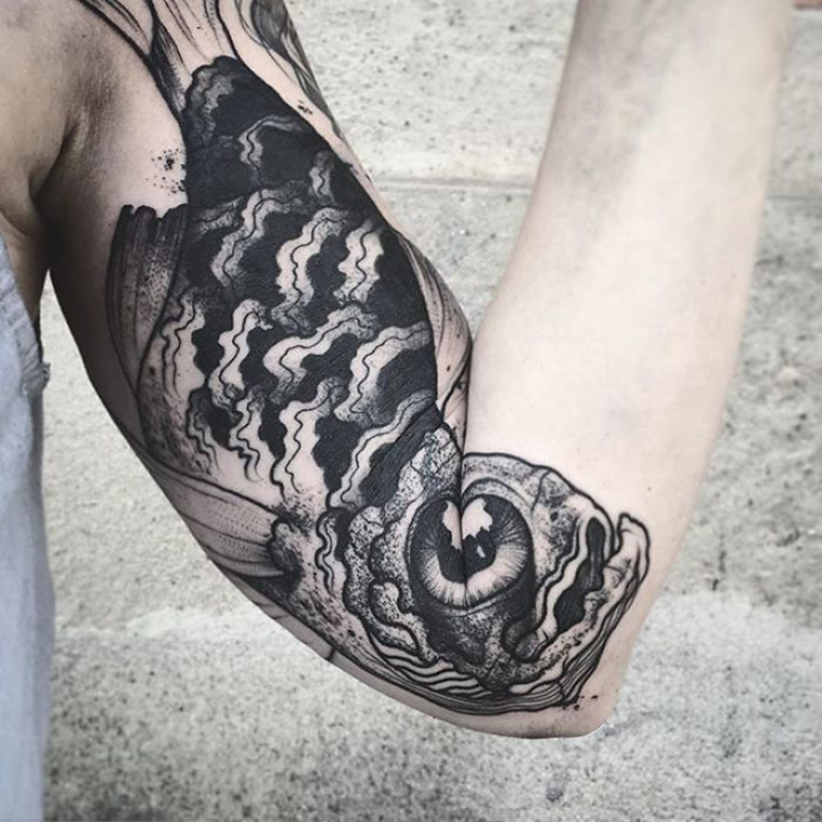hidden-legs-arms-bending-insect-tattoo