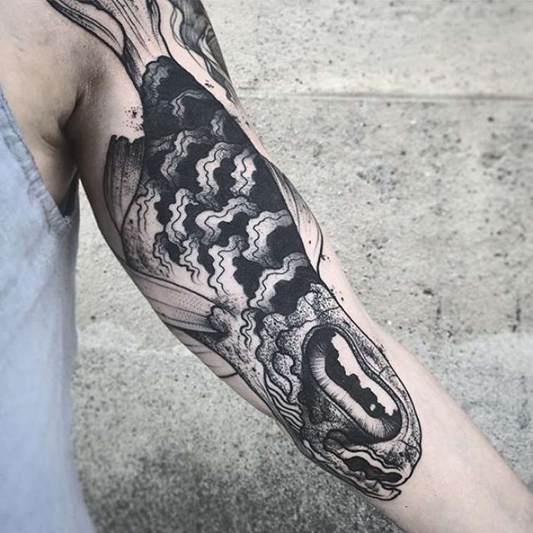 hidden-legs-arms-bending-insect-tattoo