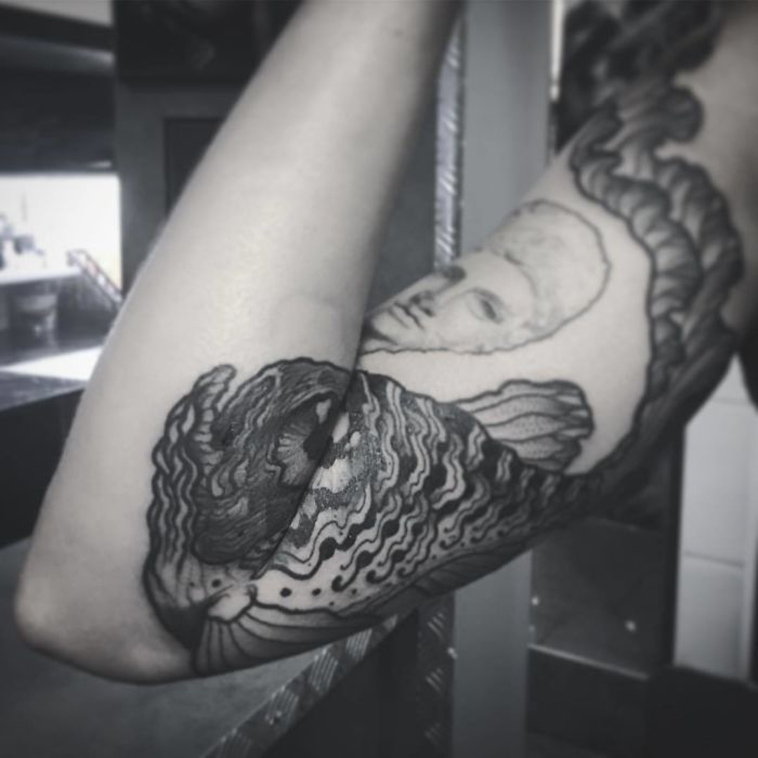 hidden-legs-arms-bending-insect-tattoo