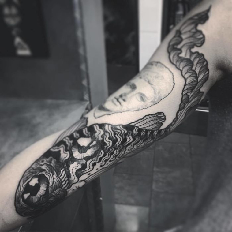 hidden-legs-arms-bending-insect-tattoo