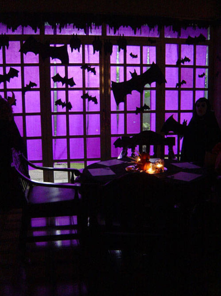 ideas-to-decorate-windows-with-silhouettes-on-halloween