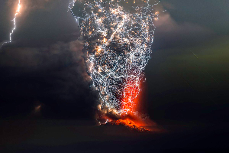 lightning-volcano-photography