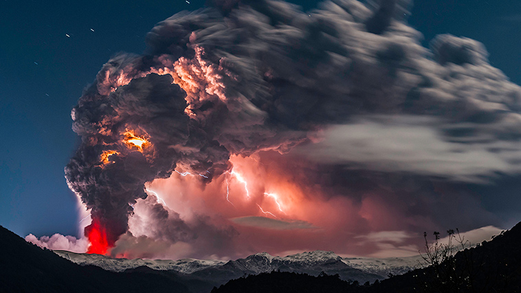 lightning-volcano-photography