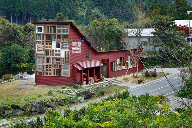 Facade with Recycled Materials