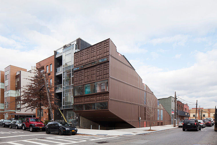 Facade with Recycled Materials