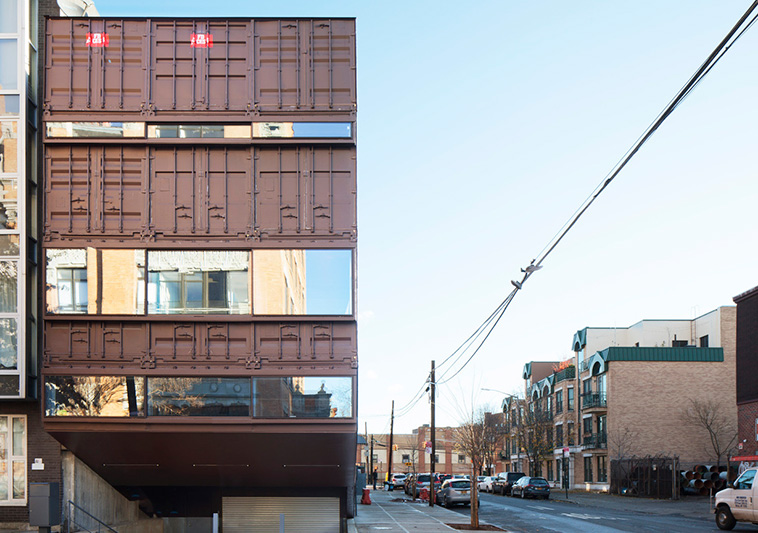 Facade with Recycled Materials