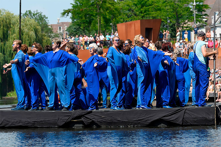 floating show