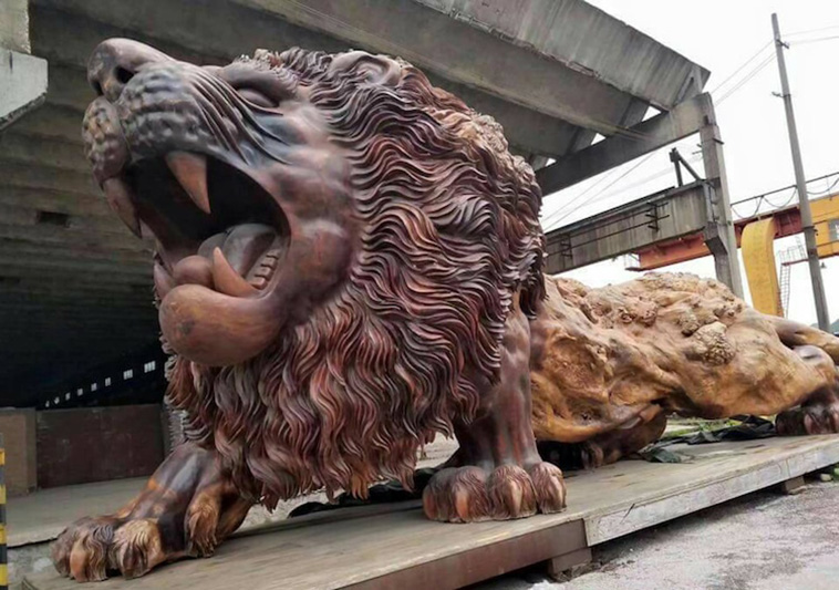 giant lion sculpture