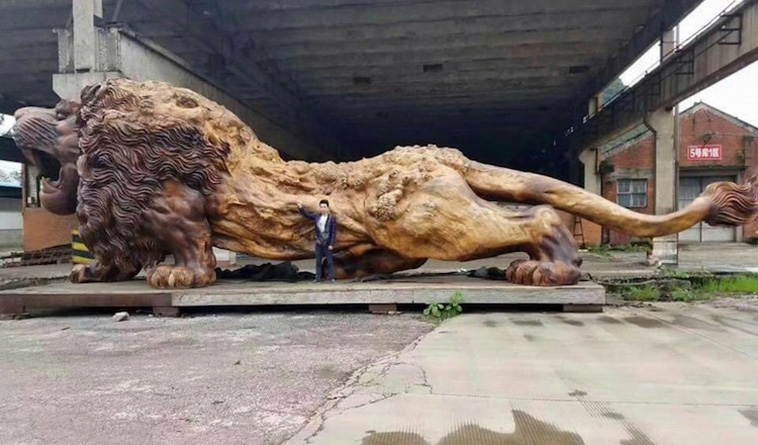 giant lion sculpture