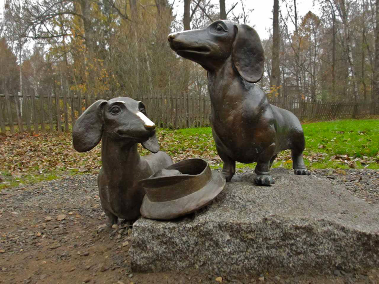 Anton Chekhov’s dogs statue Moscow