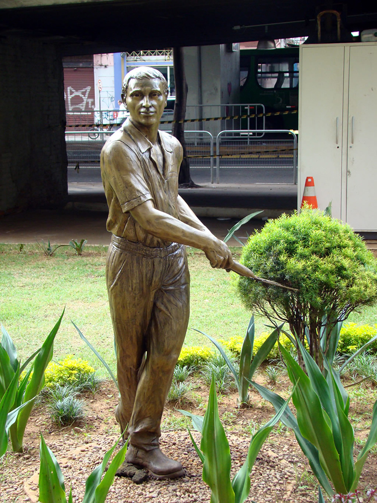 gardener statue