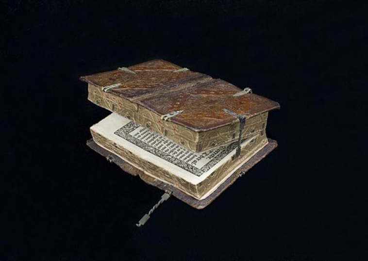 16th-century book opens in 6 ways