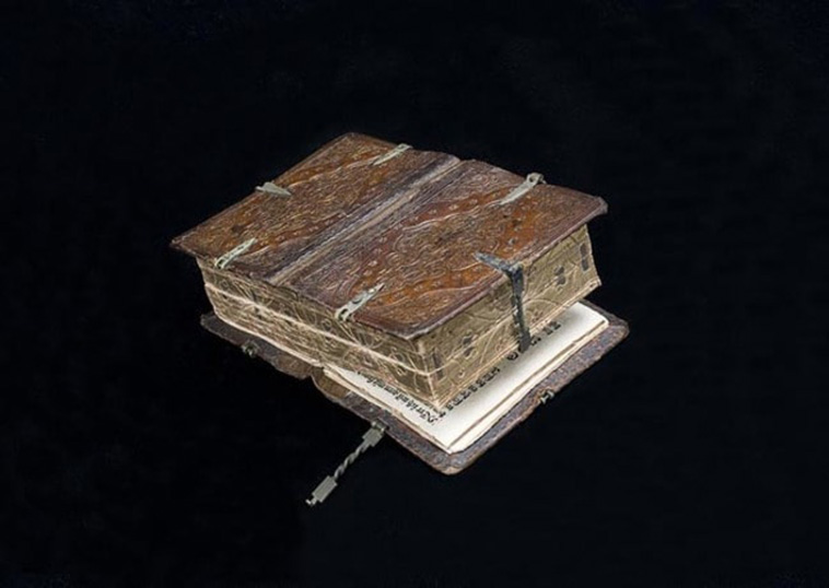 16th-century book opens in 6 ways