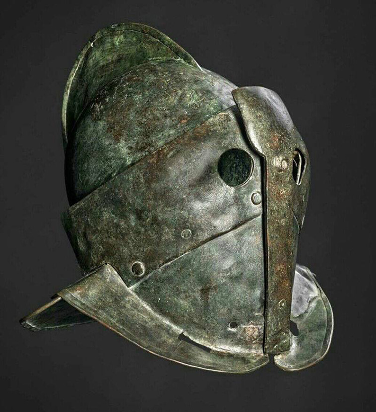 Roman-helmet-of-a-secutor