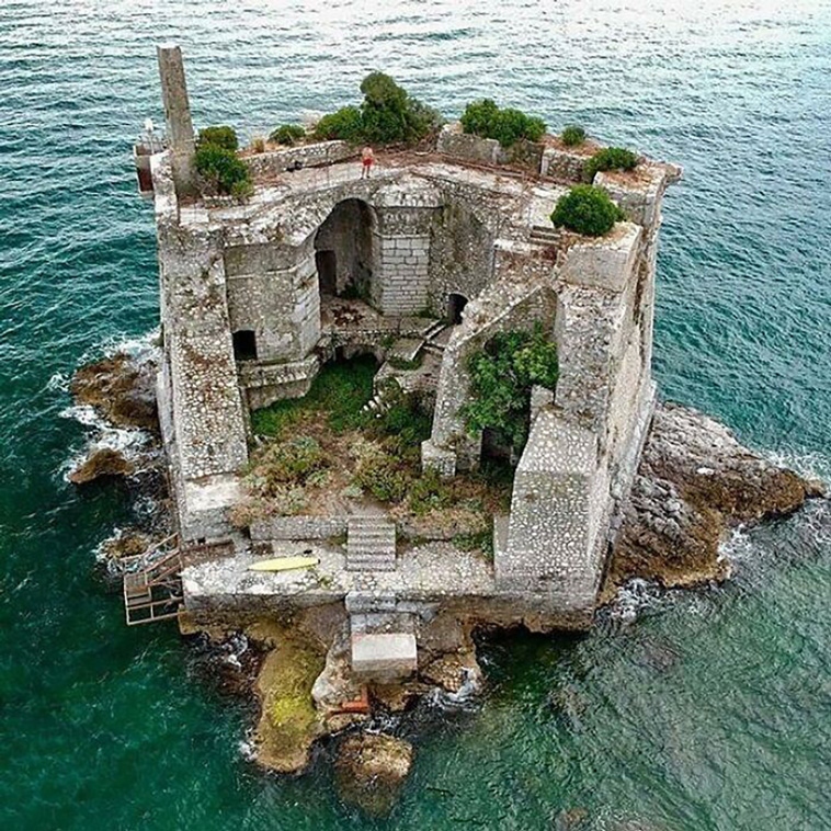 abandoned beauties