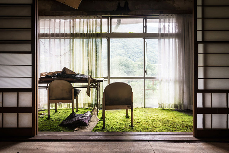 Photographer Traveled Through Japan And Captured Abandoned Places