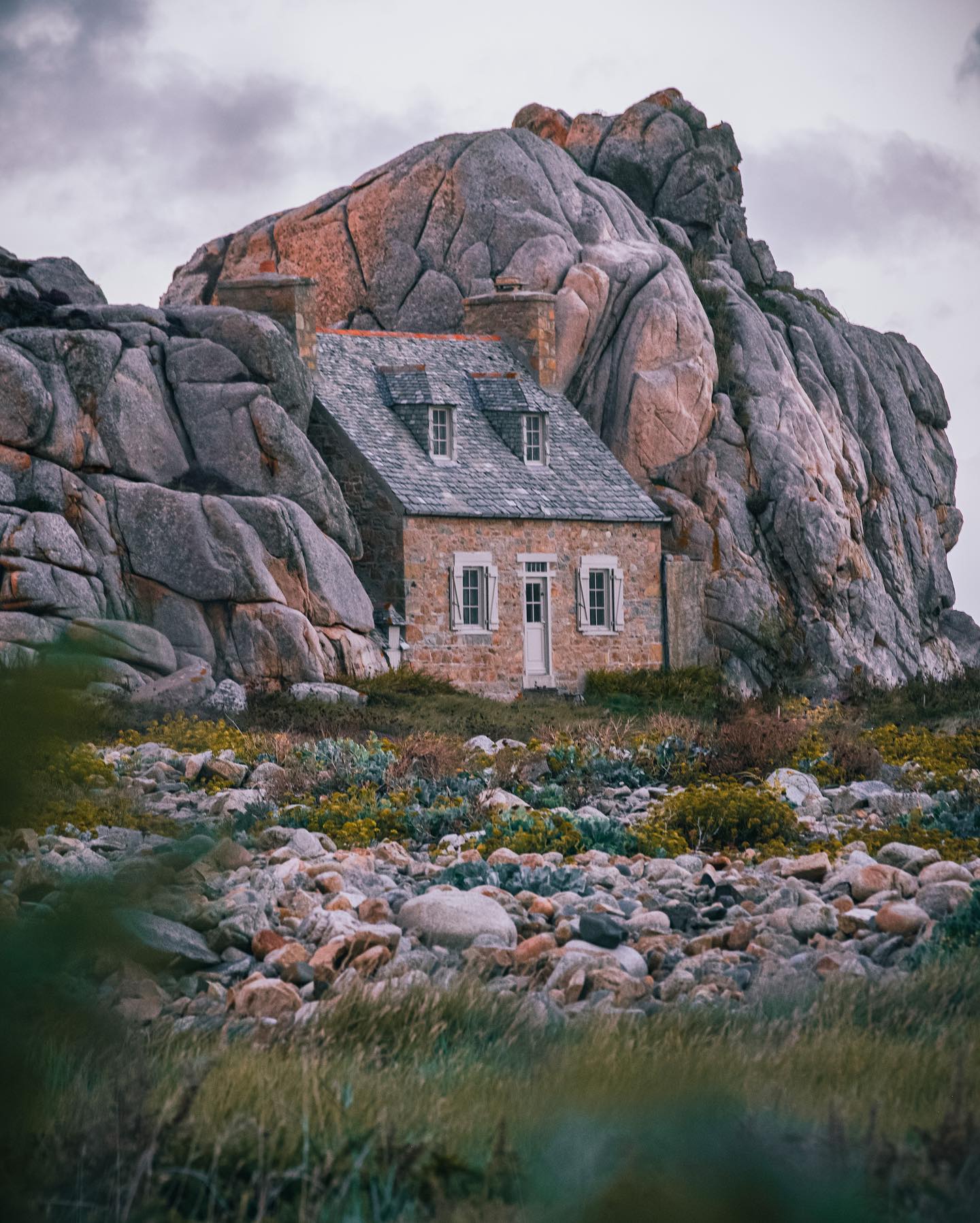 The house between the rocks.
