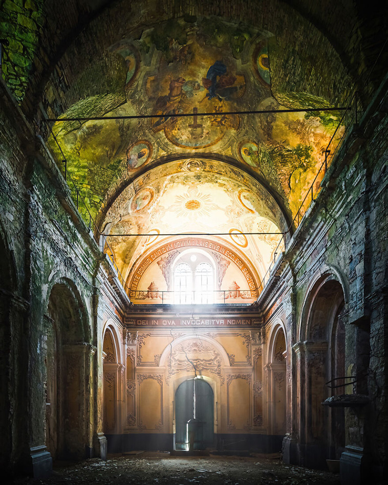 Photographer Takes Photos That Show The Decline Of The Church In Italy