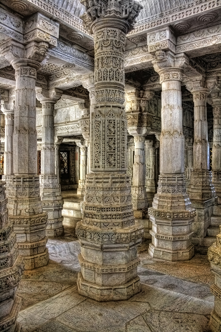 the columns of Ranakpur Temple