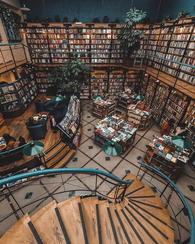fascinating bookstores: Cafebrería El Péndulo in Mexico City, Mexico