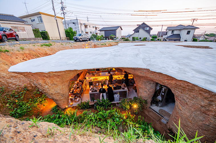 Cave-Like Home And Restaurant In Japan