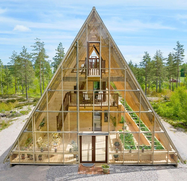 Self- Sufficient Nature House for Off-the-Grid Living