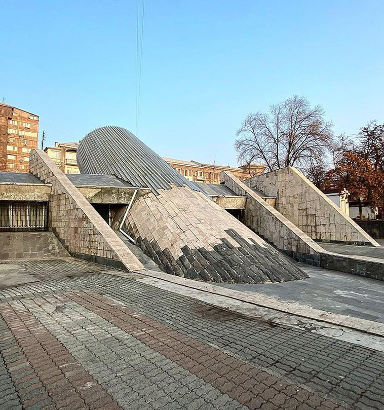 Yeritasardakan Metro Station