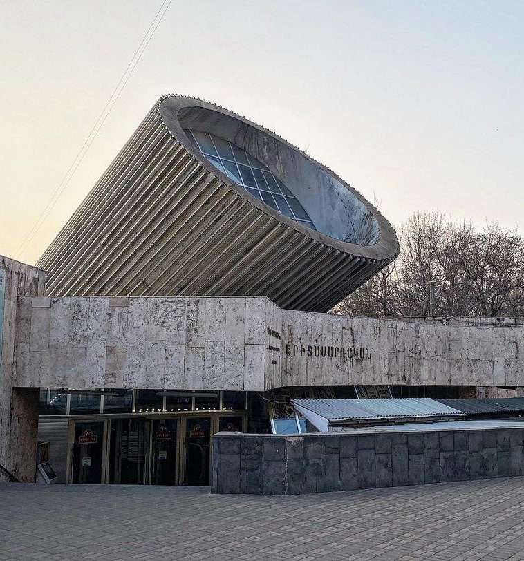 Yeritasardakan Metro Station