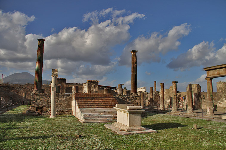 temple of apollo pompeii ruins