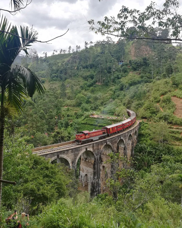 train that goes between kandy and ella areas in sri lanka