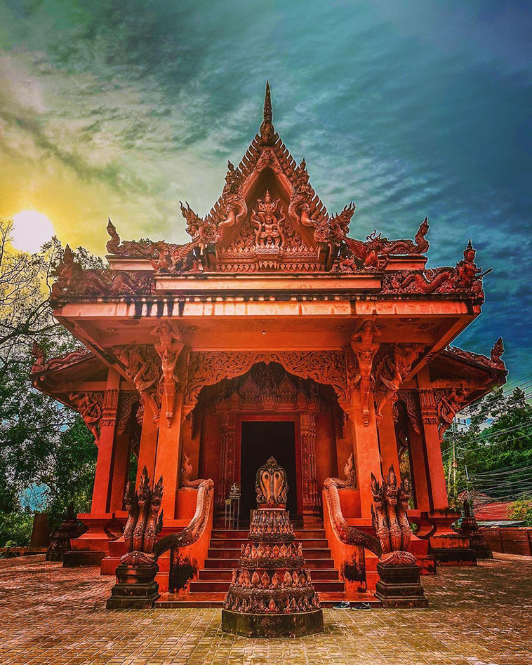 Wat Ratchathammaram, colorful temples