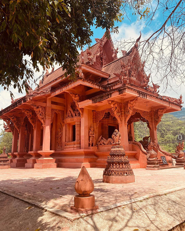 Wat Ratchathammaram, colorful temples