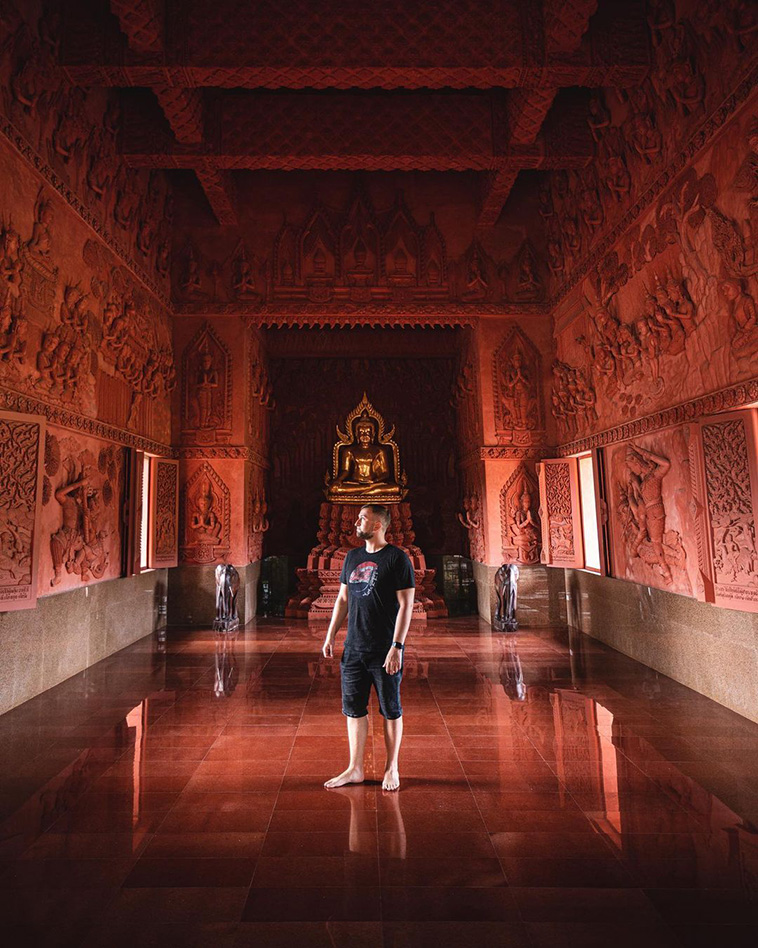 Wat Ratchathammaram, colorful temples