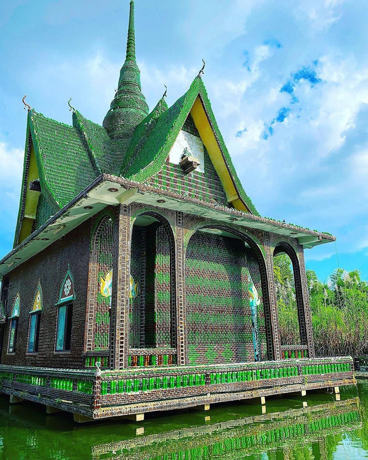 Wat Pha Maha Chedi Kaew, colorful temples
