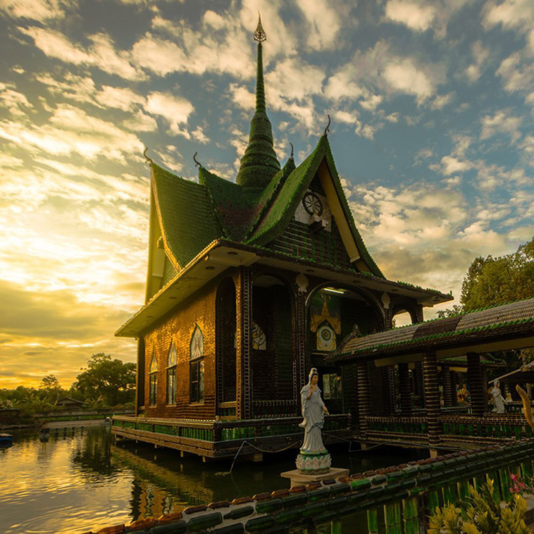Wat Pha Maha Chedi Kaew, colorful temples