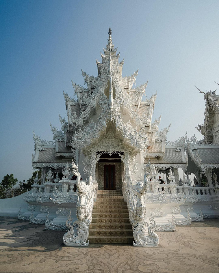 Wat Rong Khun, colorful temples