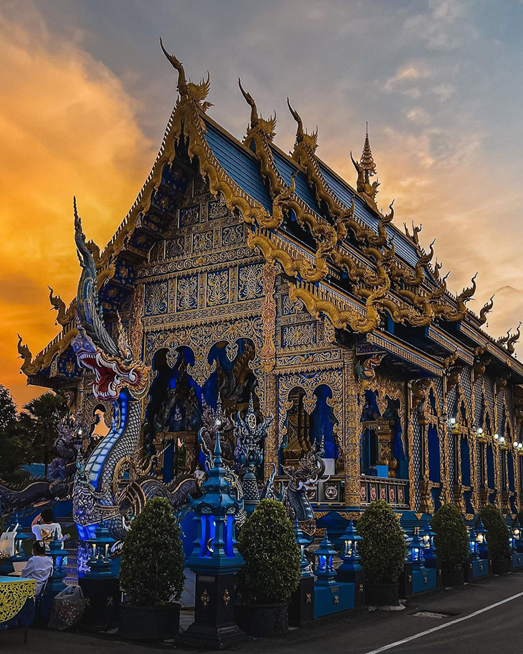 Wat Rong Suea Ten, colorful temples