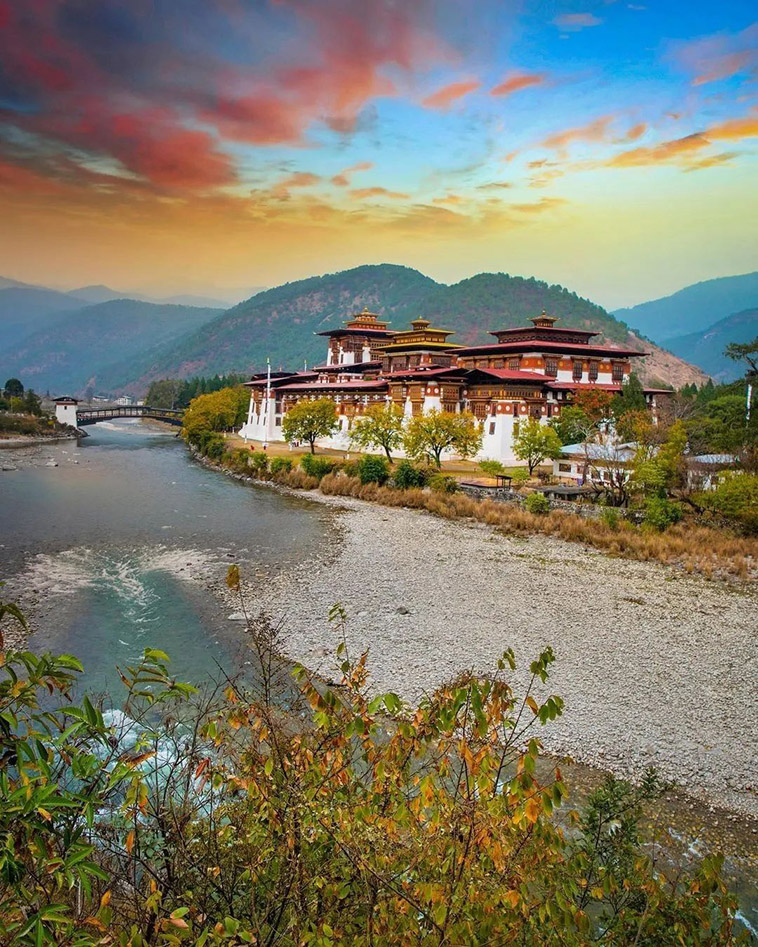 punakha dzong of the country of dzongs