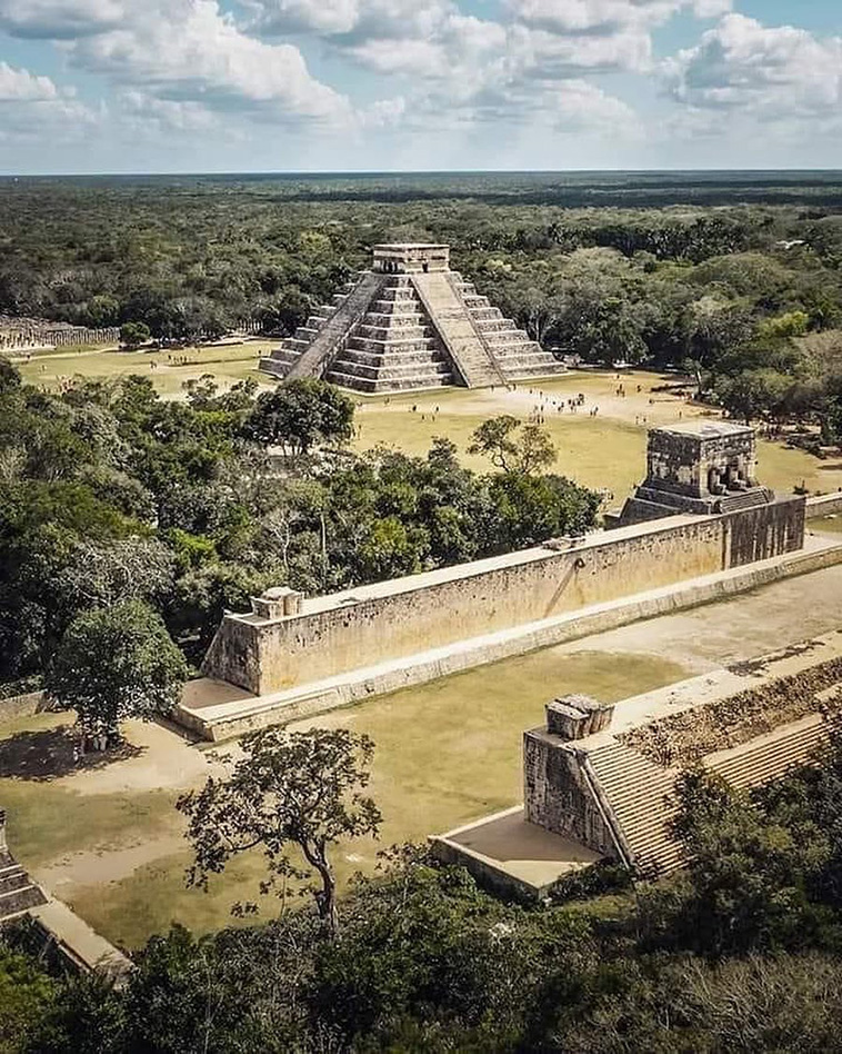 El Castillo Pyramid in Chichén Itzá Complex