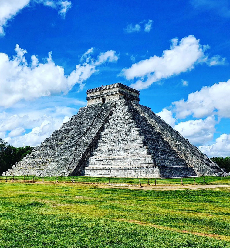 El Castillo Pyramid in Chichén Itzá Complex, Mayan Temples and Pyramids